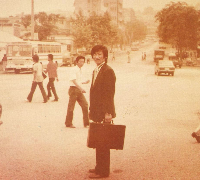 纪录片里展示了年轻时的郑明锡