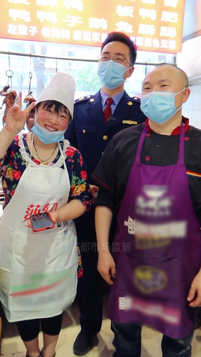 △当天检查完后，“督哥”和夫妻俩合影。