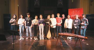 二〇二二年十一月，嘉音琴社老师于英国哈德斯菲尔德大学教当地学生民乐弹奏。受访者供图