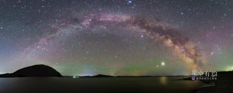 这是黑龙江省星空摄影爱好者刘大鹏2020年在黑龙江省哈尔滨市拍摄的“春季银拱”。（本人供图）