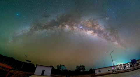 这是黑龙江省星空摄影爱好者刘崴2022年在非洲贝宁拍摄的“春季银拱”。（本人供图）