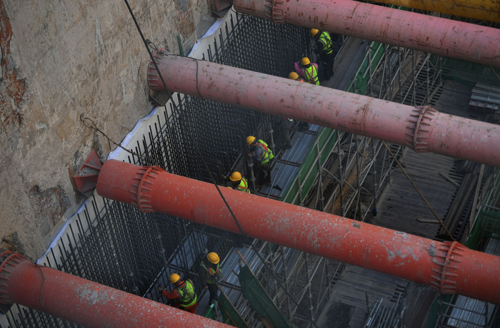 工人们正在进行钢筋绑扎工作。新京报记者 王贵彬 摄