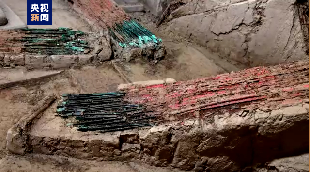 三捆青铜箭整齐码放