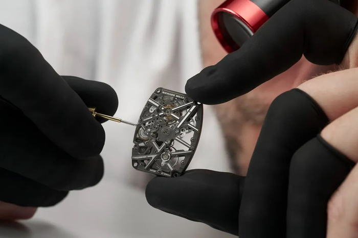 RM自主研发的镂空自动上链机芯CRMA8机芯，结构小巧紧凑，抗冲击性强