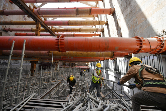 工人们正在搭建脚手架。新京报记者 王贵彬 摄