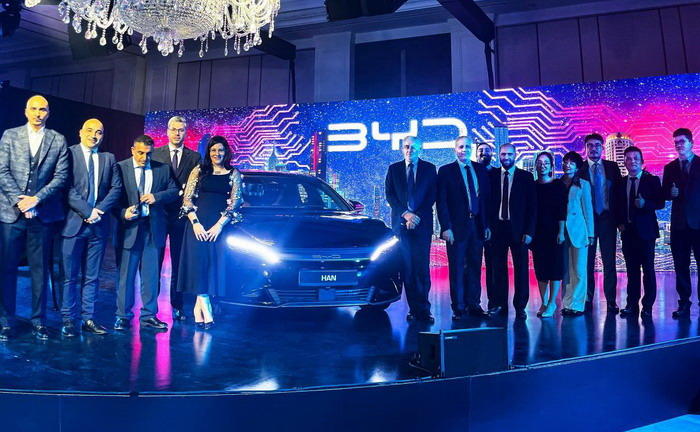 （左起：Mobility Solutions团队和比亚迪中东非汽车销售团队共同庆祝比亚迪汽车进入约旦市场）