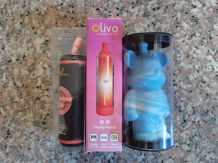 记者从线上卖家处购买的多款违禁电子烟。新京报记者 丛之翔 摄