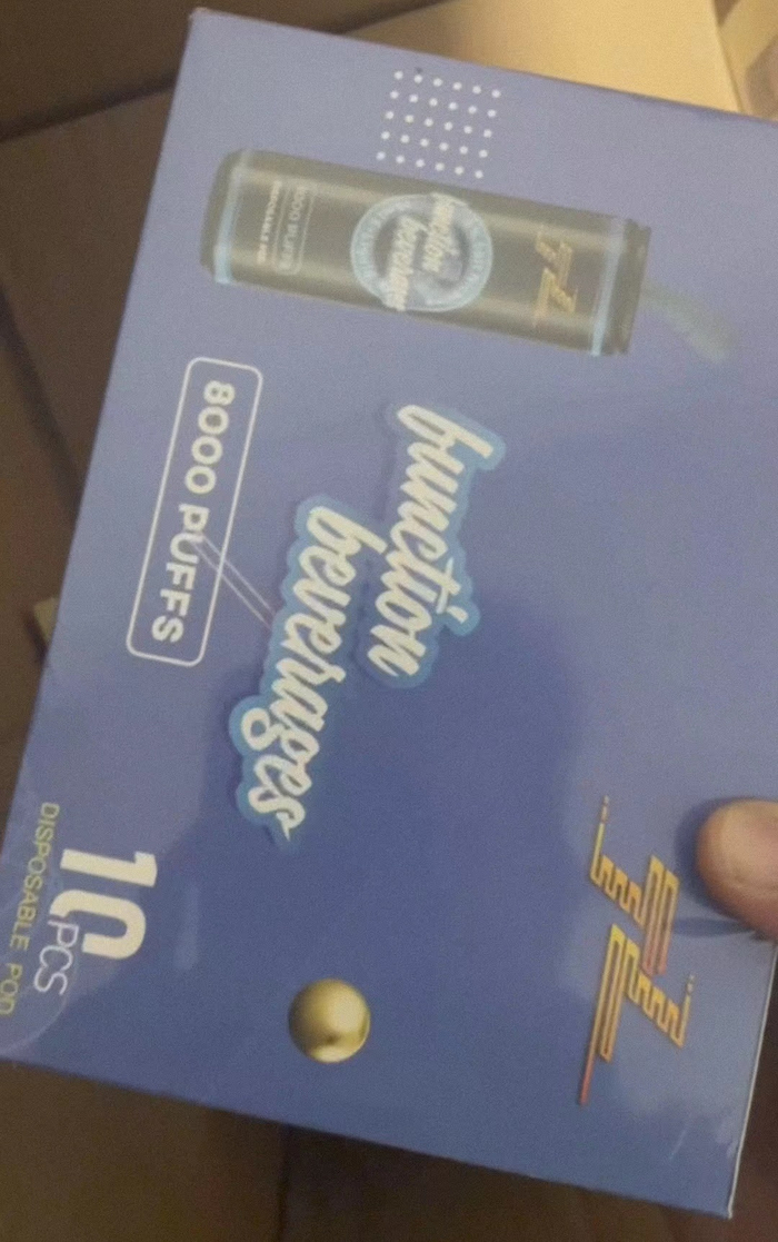 全英文包装的“出口转内销”违禁电子烟。受访者供图