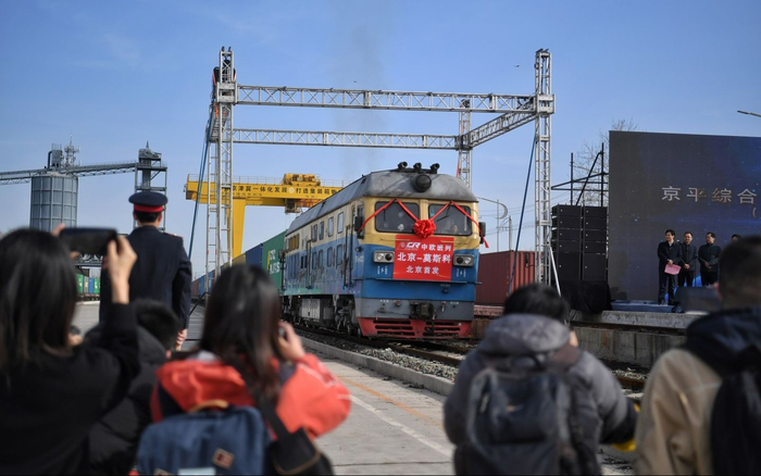 北京平谷马坊站，一列满载汽车配件、建材、家电、家居等货物的中欧班列鸣笛启程。新京报记者 薛珺 摄