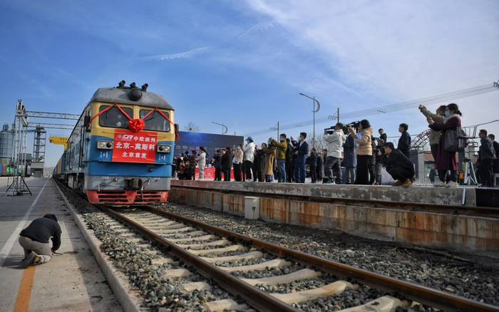 北京平谷马坊站，现场嘉宾和媒体见证北京首趟中欧班列启程。新京报记者 薛珺 摄
