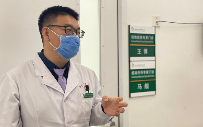 昌平区医院疾病预防控制科副科长，急诊科副主任医师王博介绍动物致伤专家门诊与普通门诊的区别。新京报记者 田杰雄 摄
