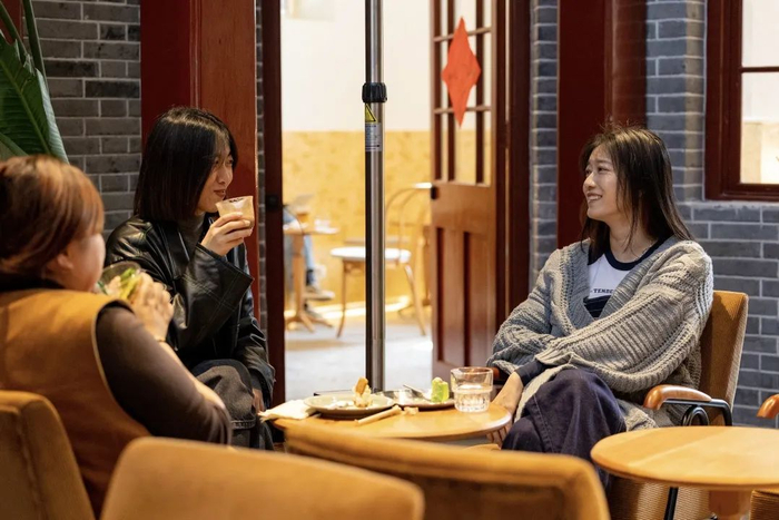       顾客们在咖啡厅里聊天     