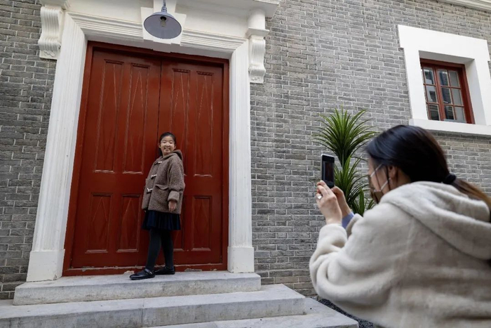       游客在充满时代特色的建筑前拍照     