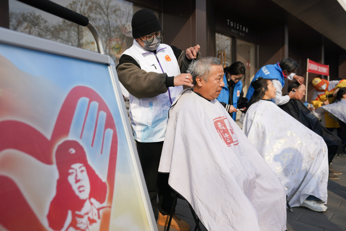 ▲3月4日，在北京市东城区朝阳门街道，志愿者为居民免费理发。图/新华社