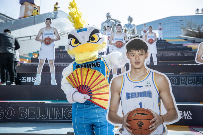 吉祥物霹雳鸭与“曾凡博”合影。  