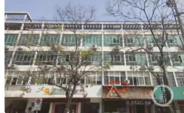 ▲图中右下角红色圆圈处有个缝隙，2016年8月20日晓雯被发现死在此处。图片来源:上游新闻记者 苏笃 摄