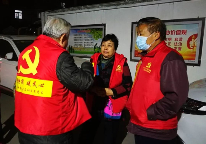 社区居民积极参与保供热暖人心行动。