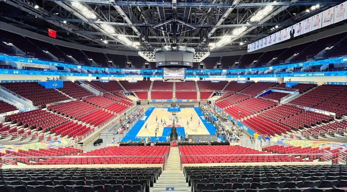 除了座椅是红色，五棵松体育馆布满了蓝色元素。  图/北京首钢篮球俱乐部