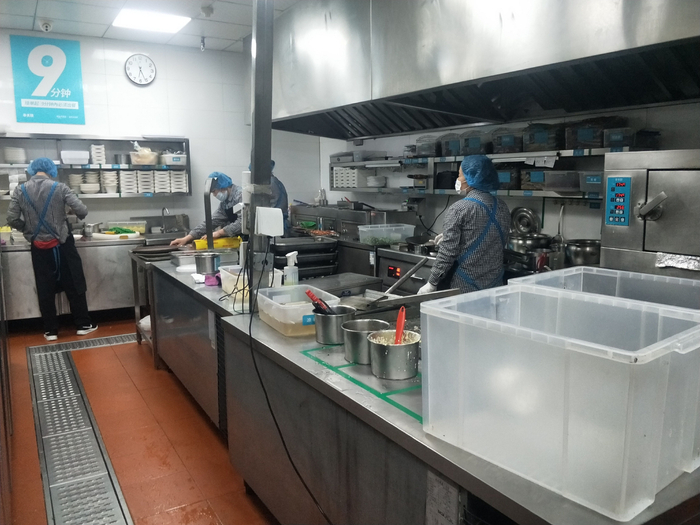 半天妖烤鱼后厨实行的是“快餐化”的加工流程，看不到明火，也不需要专业的厨师，一般员工入职三天就能上手。&nbsp; 图源：新京报暗访调查组