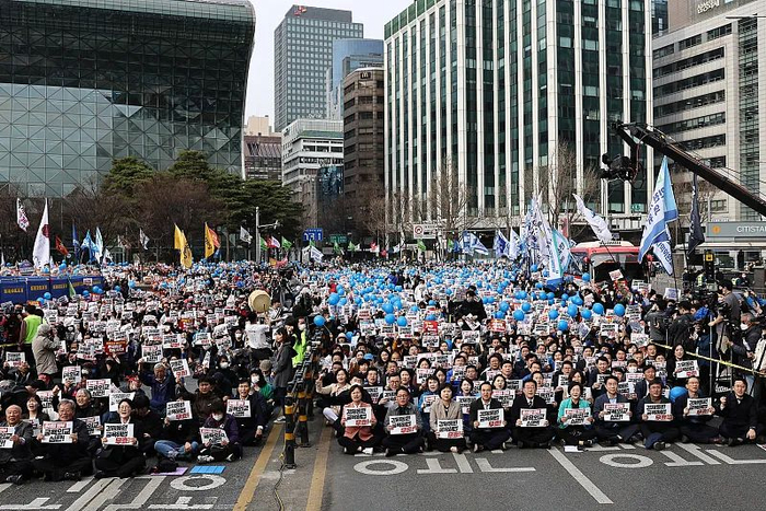 3月11日，韩国民众在首尔市政府广场前举行大规模抗议集会。