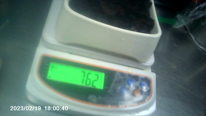 记者卧底的两家半天妖烤鱼门店，食材经常“缺斤短两”，一份标重120克的木耳，实际上只有76克。&nbsp; 图源：新京报暗访调查组