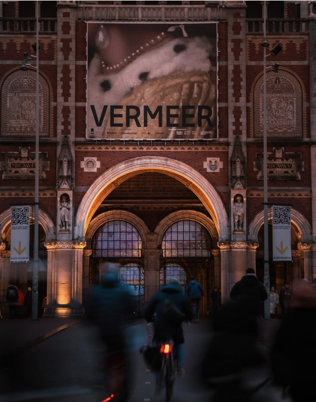 夜幕下，荷兰阿姆斯特丹国立博物馆外的“维米尔展”海报