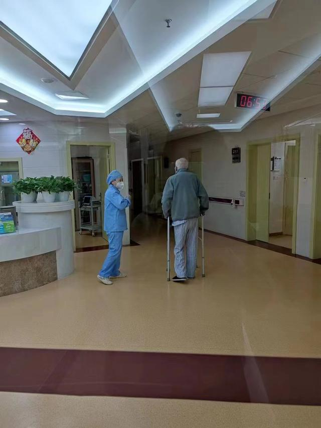 家人远远拍下黄永的背影。 受访者 供图