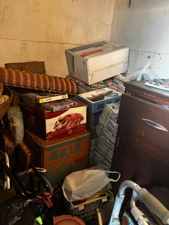 小房间里后辈堆起的“书山”，纸箱里也全是书。澎湃新闻见习记者 蒋乐来 图