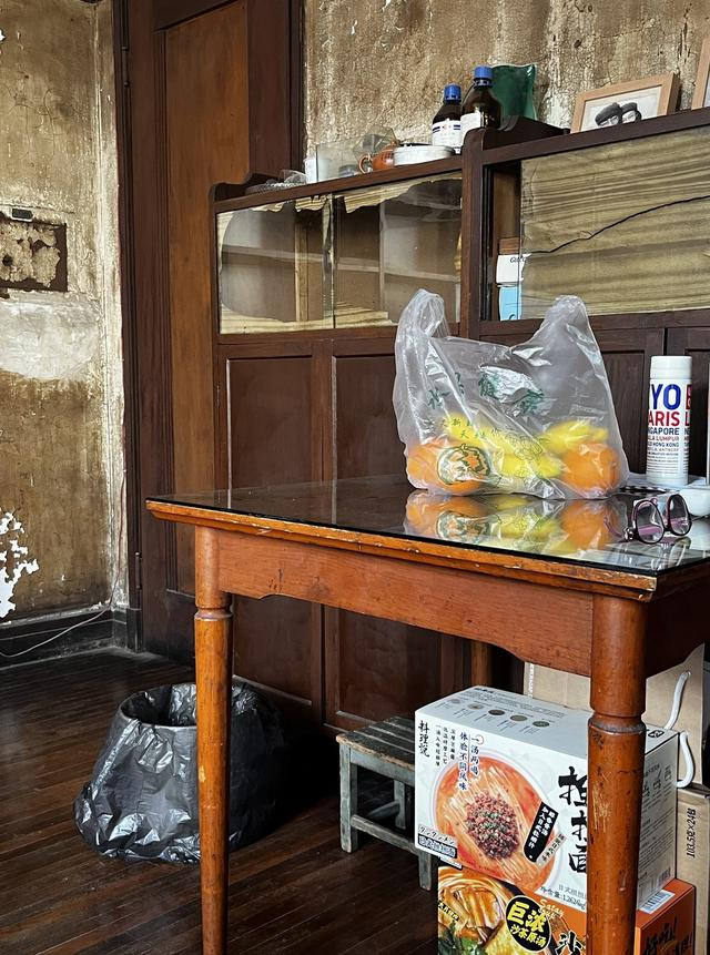 黄老生前读书工作的方桌。 澎湃新闻见习记者 蒋乐来 图