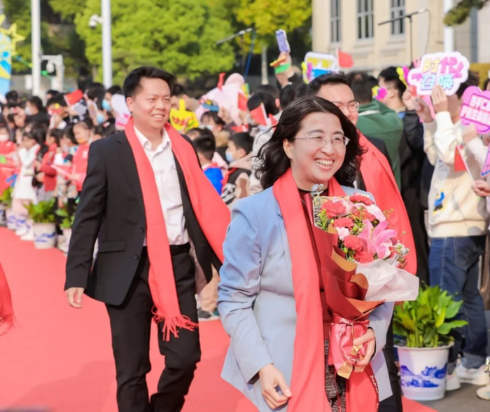 首位走上红毯的女性科学家、华中农业大学教授赵书红。湖北省科技厅供图