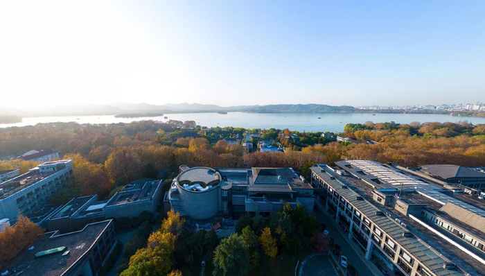 坐落在西子湖畔的中国美术学院美术馆远景