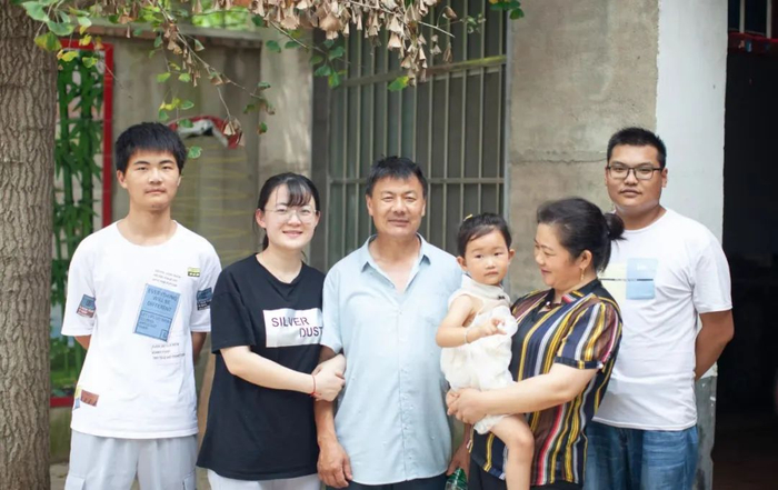 王计兵与家人的合影。/图片由受访者提供