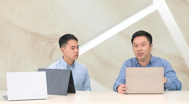 笔吧评测室奥拉猪汪（右）