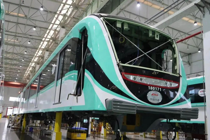 重庆轨道交通18号线首列电客车下线亮相。中铁建重庆轨道18号线项目部供图