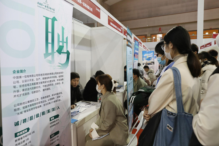 3月17日，上海春季最大规模高校毕业生招聘会现场 据视觉中国