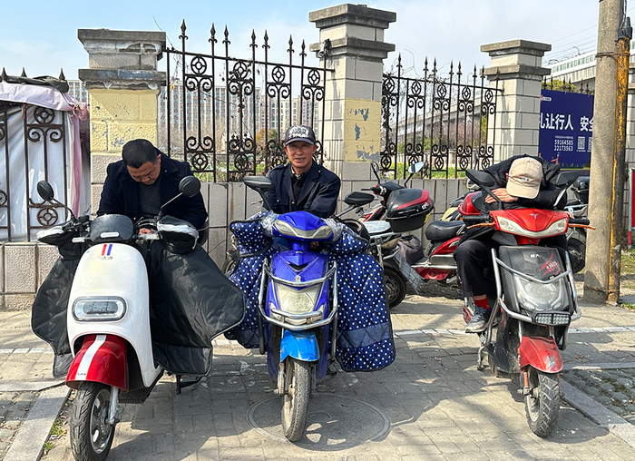 在胜辛路一侧的零工市场等待的男人们。