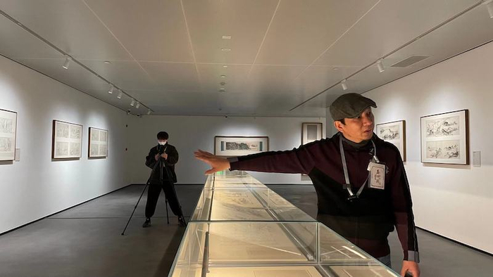 中国美术学院美术馆馆长、此次展览总策展人余旭红现场导览。