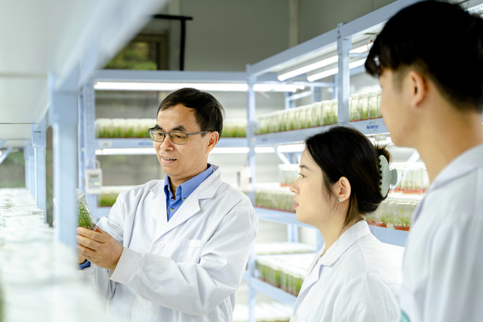 陈日远与团队学生在实验室。