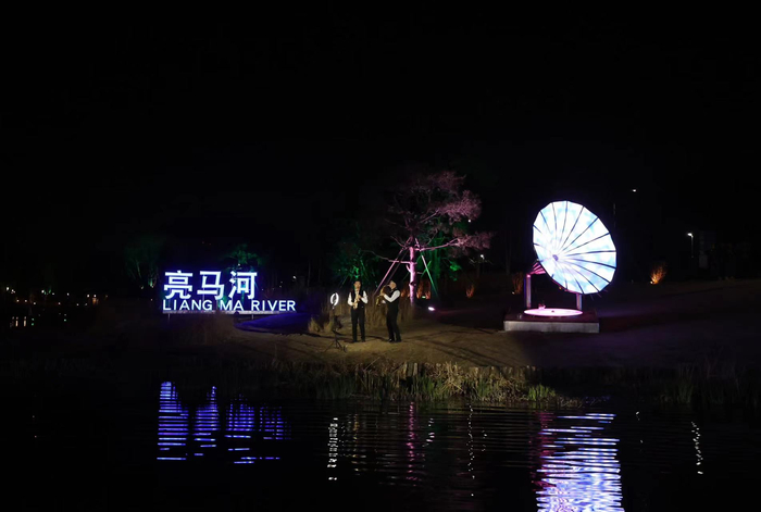 亮马河游船首航，演员表演精彩节目。新京报记者 王飞 摄