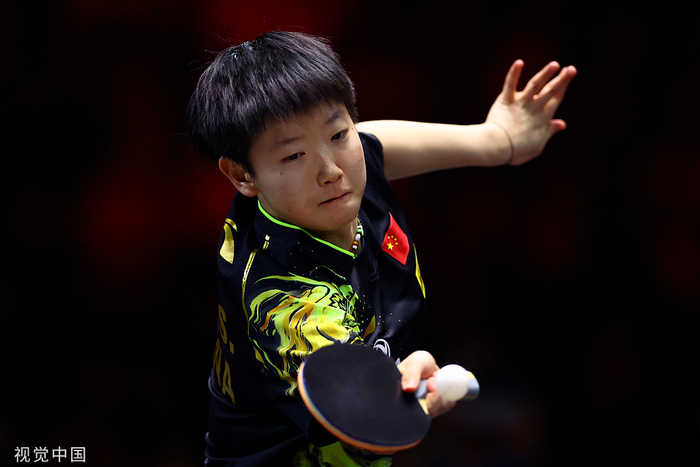 孙颖莎在比赛中。