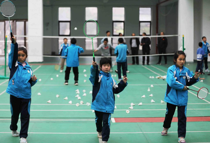 贵州省锦屏县城关第四小学学生在进行羽毛球训练（3月7日摄）。