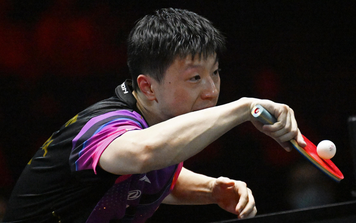 马龙战胜巴西选手雨果，帮助国乒提前包揽5冠。  图/新华社