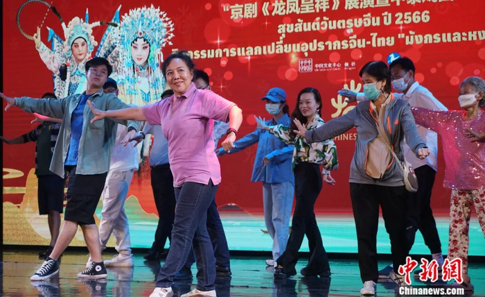 2023年1月30日，曼谷中国文化中心，优泰剧团组演员和戏迷现场互动。曼谷中国文化中心供图 摄