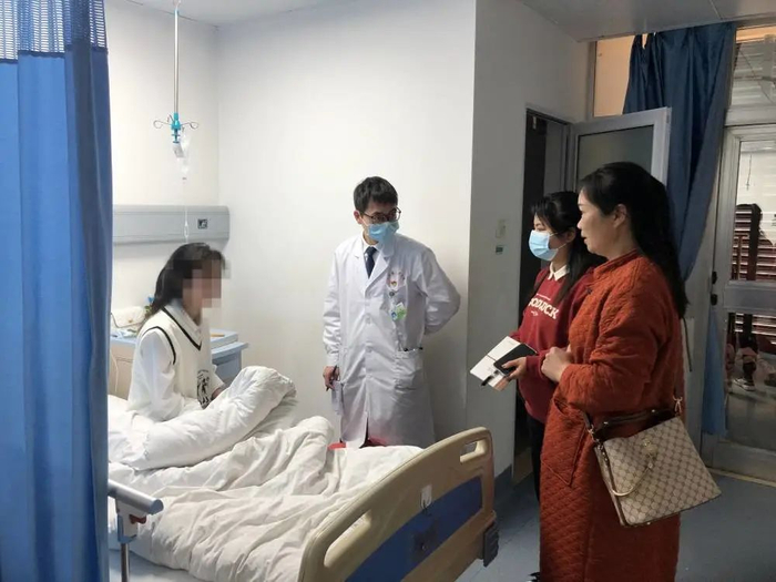 ▲来宾市兴宾区河西街道妇联和爱宾社区妇联到医院了解小亭情况。