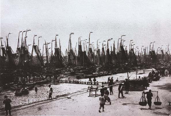             十六铺桅樯林立的码头          