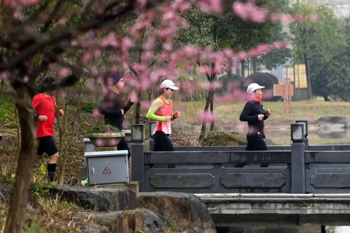 ▲资料图。跑步爱好者在晨跑。图/新华社