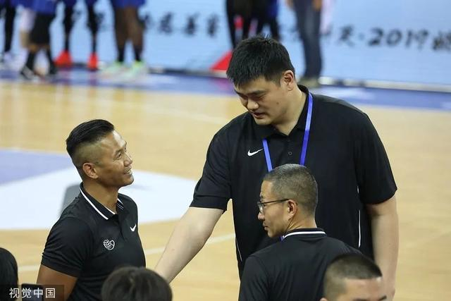 陈建州和中国篮协主席姚明。