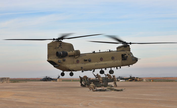 M777榴弹炮具有优秀的战略战术机动性，可通过直升机吊挂进行跨区域快速机动。