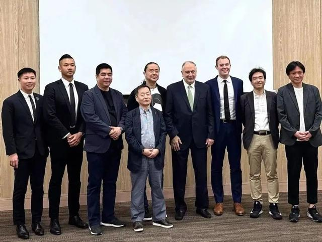 陈建州（左二）带领富邦勇士参加了东超冠军周。