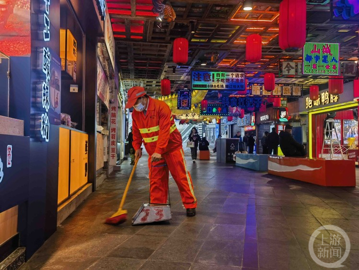 ▲“重庆最美环卫工人”范承敏在打扫街道